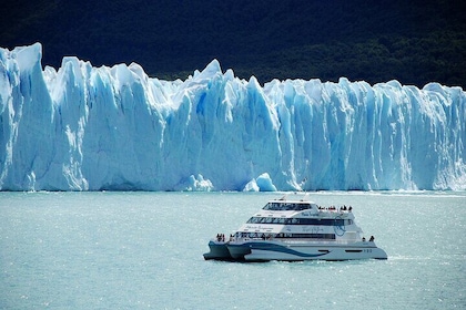 Gourmet Navigation through the Glaciers of Los Glaciares National Park