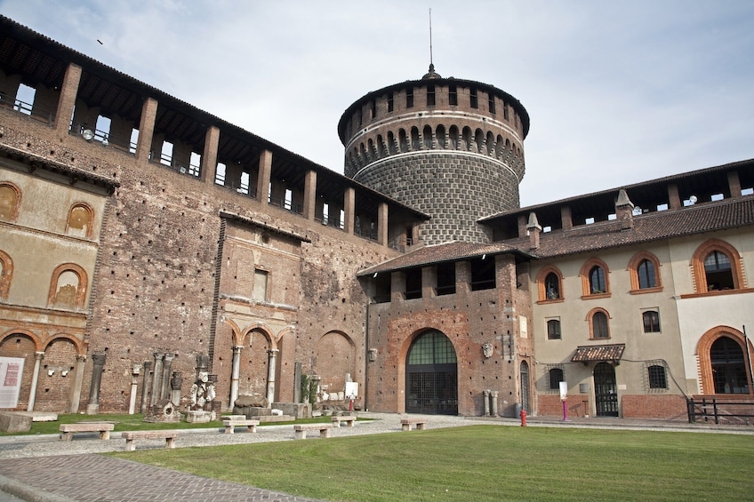 Milan: Sforza Castle & Battlements Tour with Last Supper