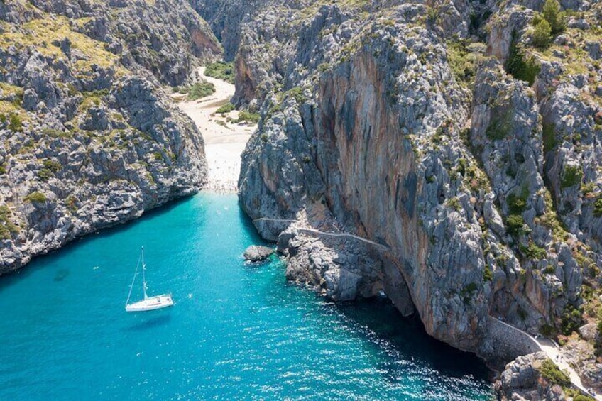 Train, tram and boat on the route of the Tramuntana lakes