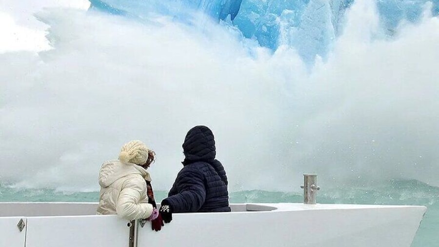 Full day tour: Sail among the Glaciers of Patagonia