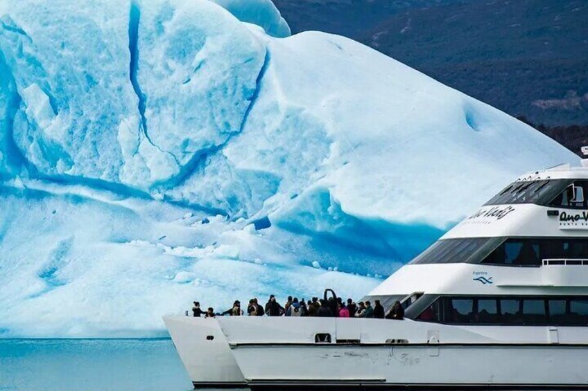 Full Day Tour Navigating through the Glaciers of the National Park