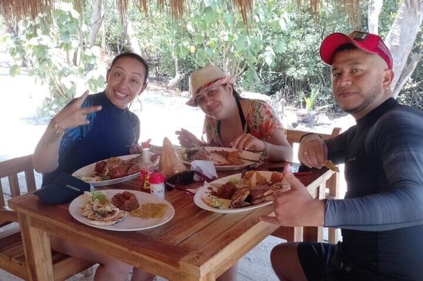 Boat Tour in the Rosario Islands with Lunch