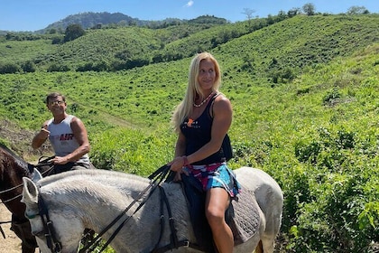 Private Tour in Fundación Loros with Horseback Riding and Buggy