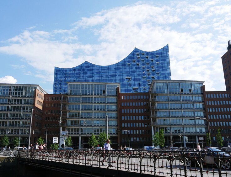 Foto 3 von 7 laden Guided Walking Tour of the Ellbphilharmonie