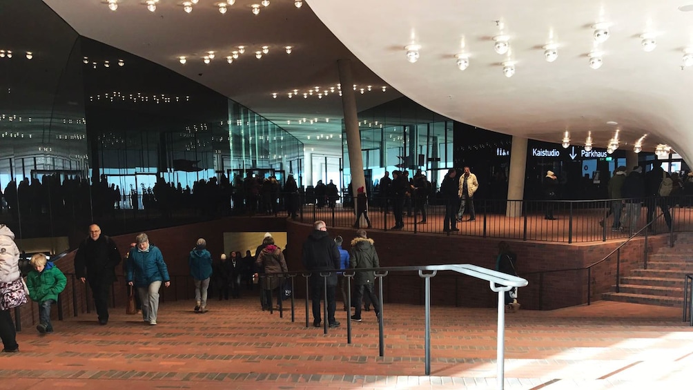 Foto 5 von 7 laden People walking up and down the stairs in Elbphilharmonie concert hall in Hamburg