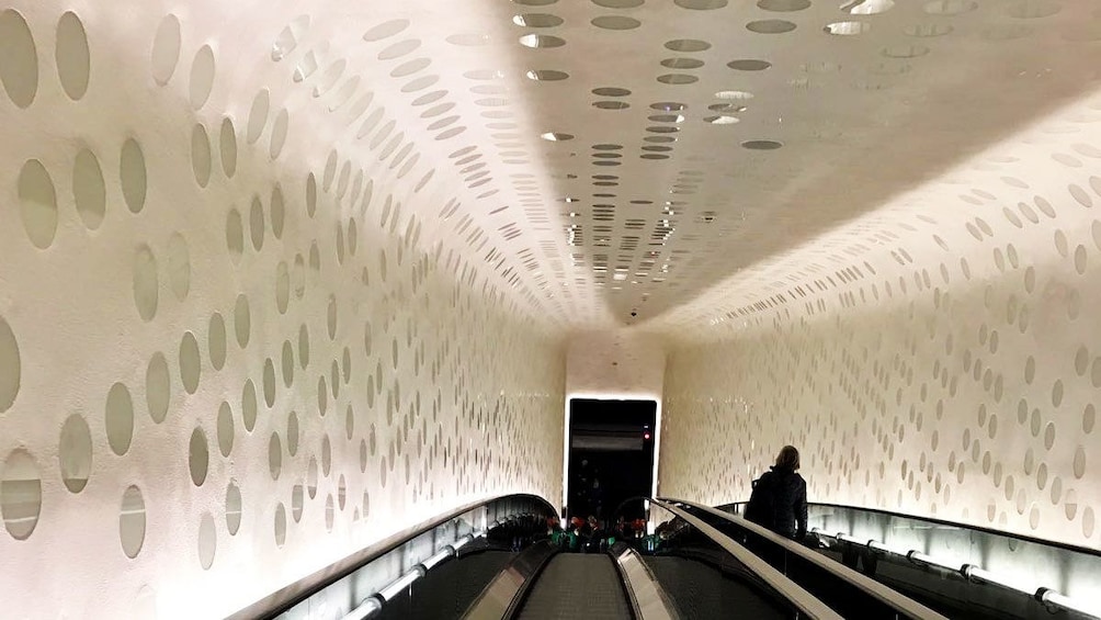 Foto 4 von 7 laden Moving sidewalk at Elbphilharmonie concert hall in Hamburg