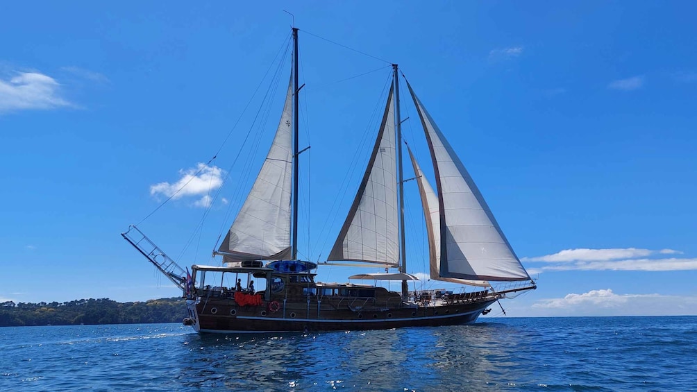 From Quepos: Wooden Sail Yacht Cruise with Snorkeling & Food