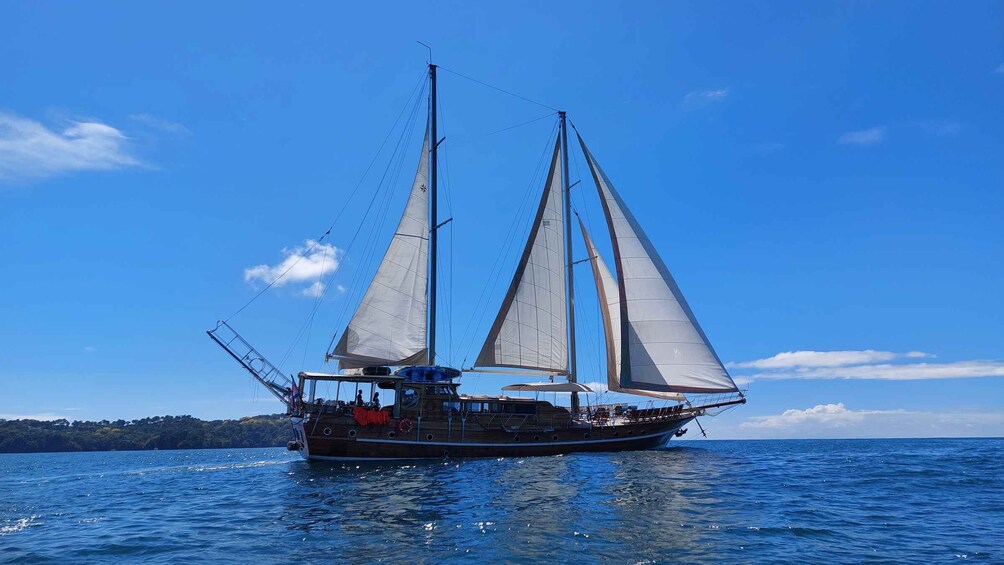 Quepos: Wooden Sail Yacht Cruise with Watersports and Food