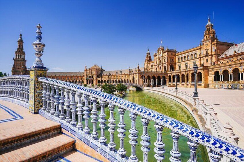 Walking tour with audioguide on smartphone in Sevilla South