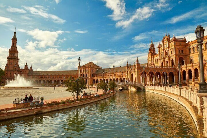 Walking tour with audioguide on smartphone in Sevilla South
