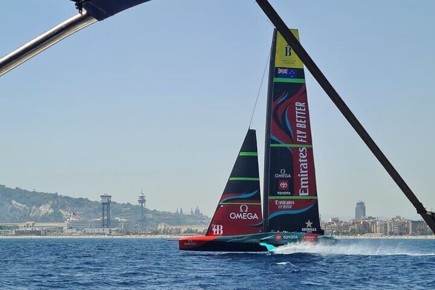 Get an impression of the America´s Cup teams practice sessions
