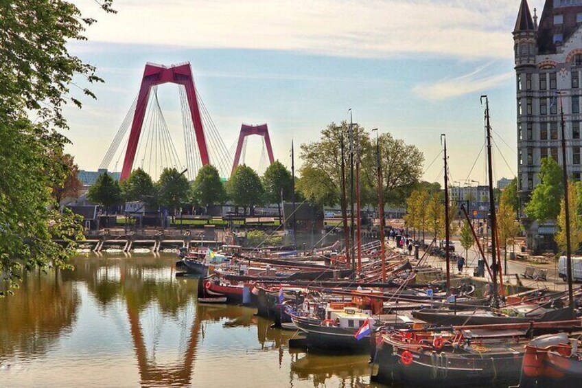 Walking tour with audioguide on smartphone in Rotterdam