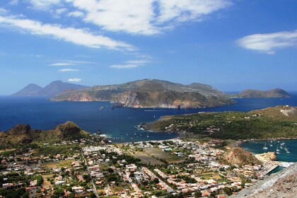 From Cefalù: Lipari and Vulcano Tour with Boat Trip