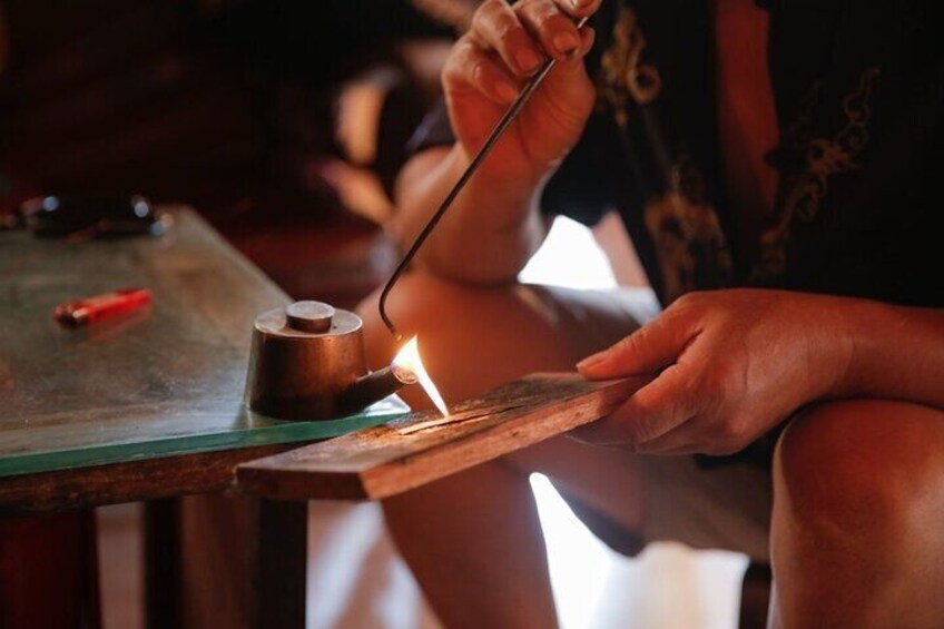 Authentic SAPA Tour: Textile Workshop– H'Mong Batik and Folk Art
