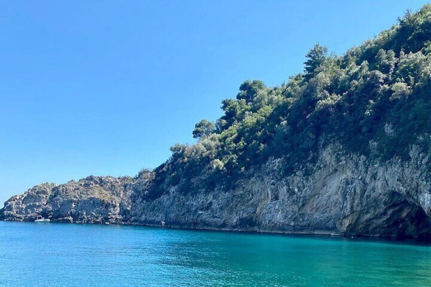 Private Full-Day Comfort Boat Tour in Capri and Positano
