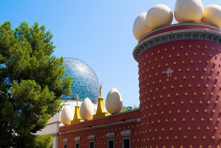 Girona, Museum Dalí and Cadaques Day Tour from Barcelona