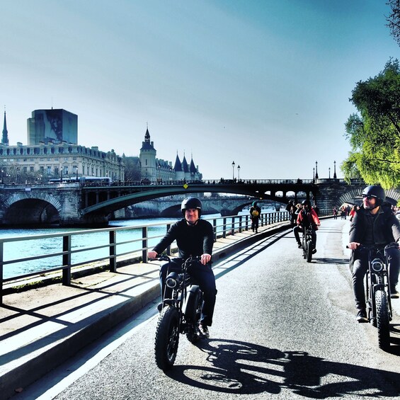 Picture 2 for Activity Paris: City Highlights Private Electric Bike Tour with video