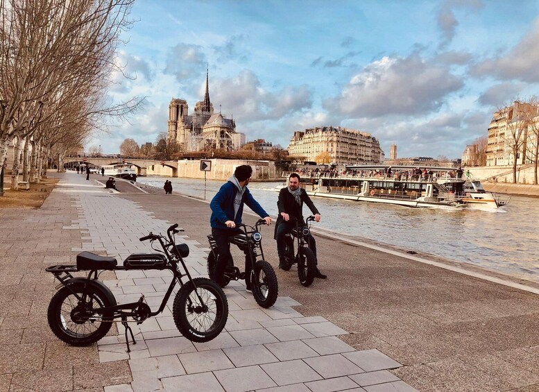 Paris: City Highlights Private Electric Bike Tour with video