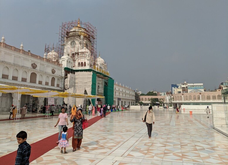 Picture 4 for Activity Amritsar: Golden Temple Jallianwala Bagh & Wagah Border tour