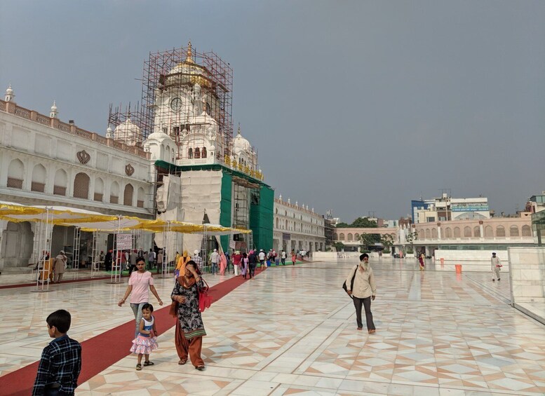 Picture 3 for Activity Amritsar: Golden Temple Jallianwala Bagh & Wagah Border tour