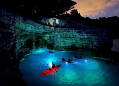 Pula: recorrido nocturno en kayak con fondo transparente iluminado por la c...