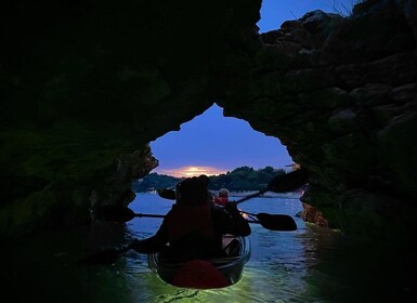 Pola: Tour guidato notturno della grotta e delle isole di Clear Kayak