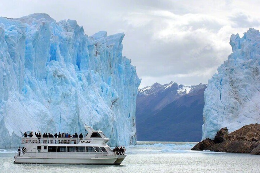 Tour to the Perito Moreno Glacier with Boat Navigation