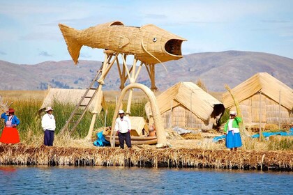 Au départ de Puno : excursion d'une journée dans les îles Uros et Taquile a...