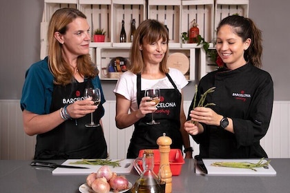 Classic Tapas & Wine Class + La Boqueria