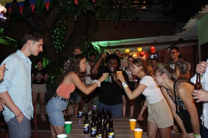 Cartagenassa: Pub Crawl tanssin ja ilmaisten juomien kera.