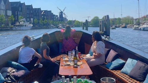 Haarlem: Sightseeing-Bootsfahrt mit Snacks und Getränken