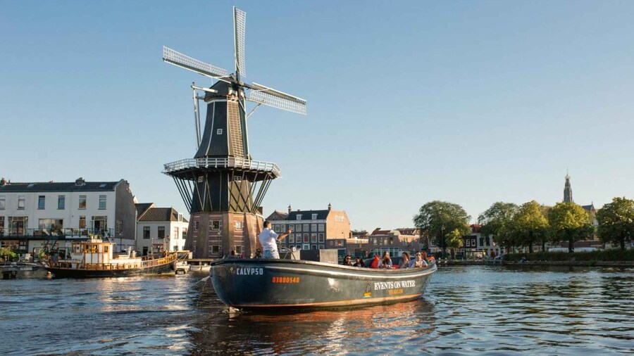 Haarlem: Sightseeing Boat Tour with Snacks and Drinks