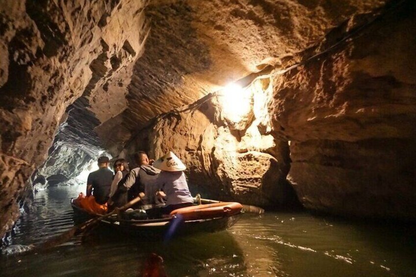 Private Full-Day Boat Tour on Trang An Wonders: Mua Caves, Hoa Lu