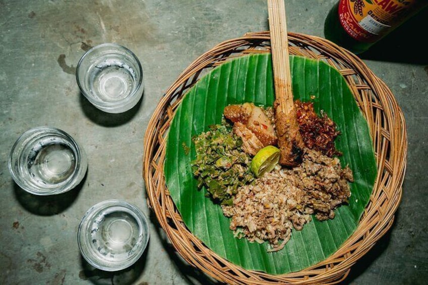 Mixed Balinese specialities - Pork rendang, lawar, sate lalit, be genyol and serapah