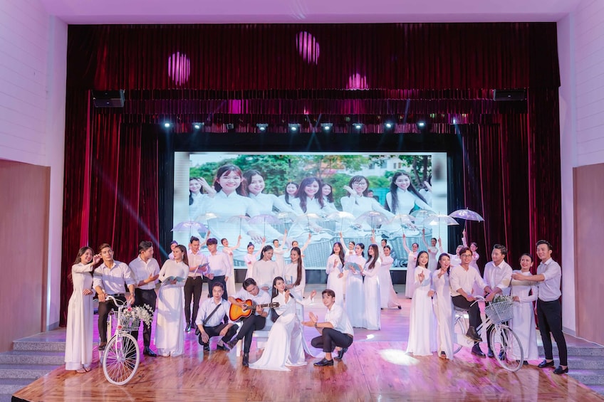 Vietnam: Ao Dai Show