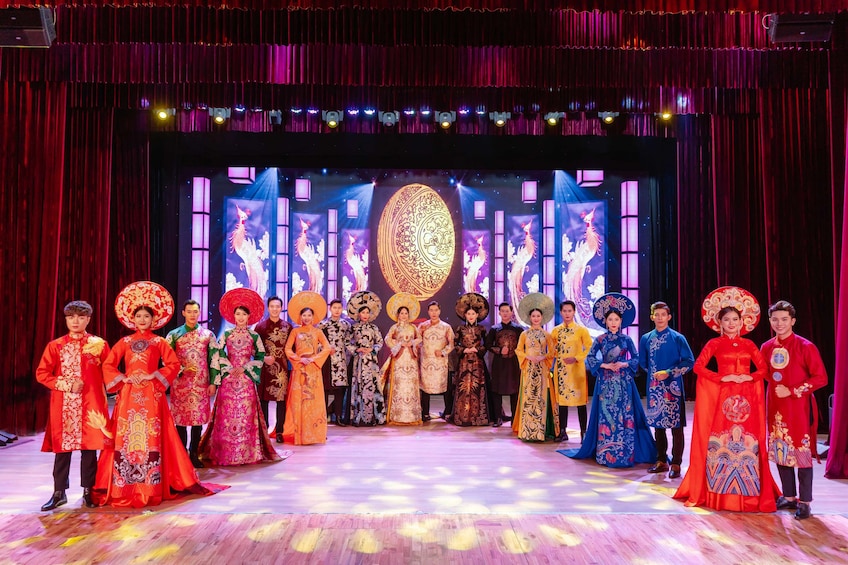 Vietnam: Ao Dai Show