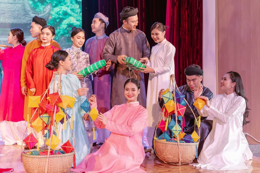 Vietnam: Ao Dai Show