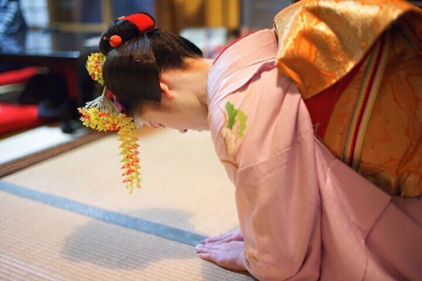 Private geisha show: Tea Break with Maiko, an geisha apprentice