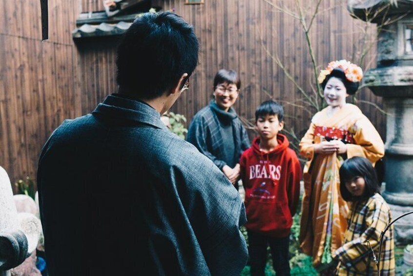 Private geisha show: Tea Break with Maiko, an geisha apprentice