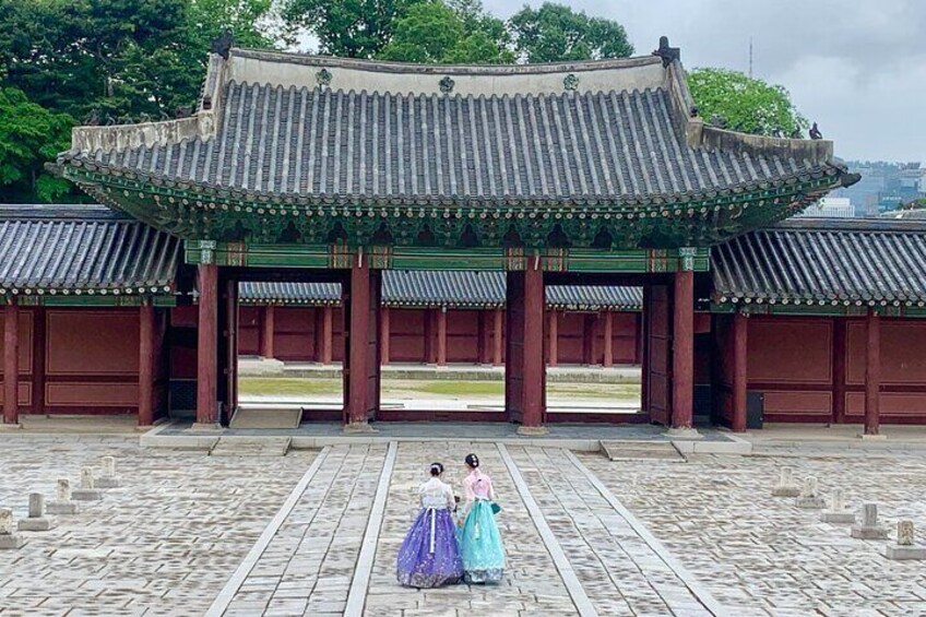 Korean royal palace with ladies in Hanbok (traditional Korean clothing)