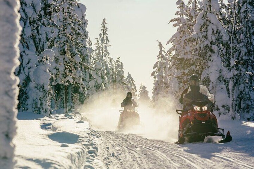 1 Hour Easy Snowmobile Safari in Levi