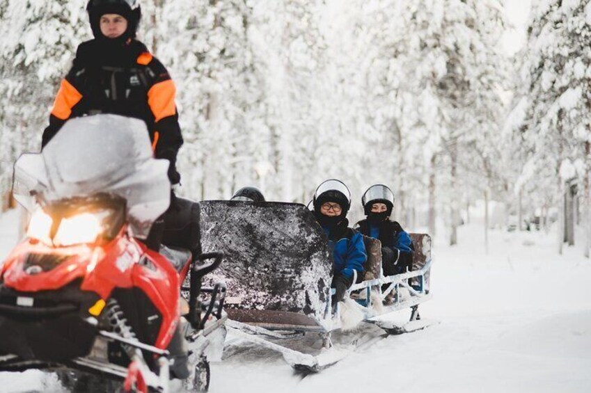 1 Hour Easy Snowmobile Safari in Levi