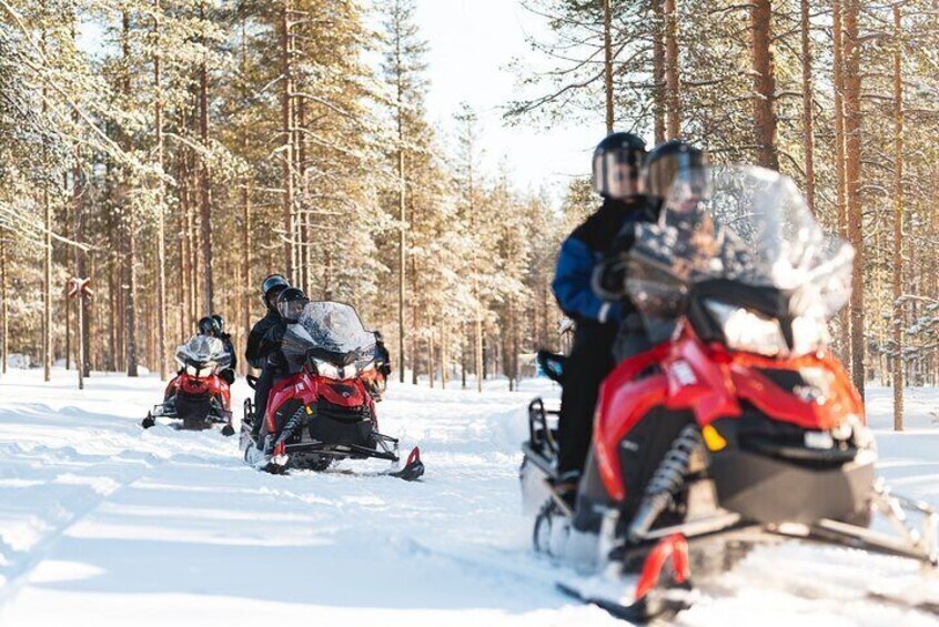 1 Hour Easy Snowmobile Safari in Levi