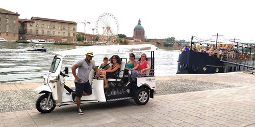 Toulouse: Electric Tuk-Tuk Tour with Photo Stops and Audio