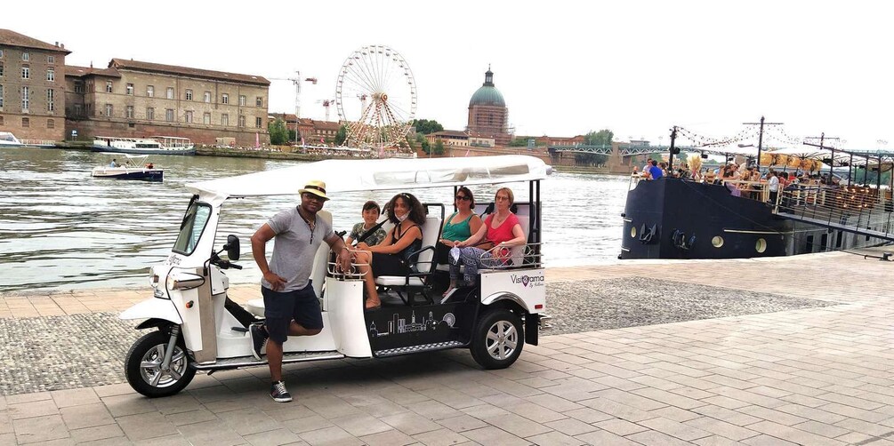 Toulouse: Electric Tuk-Tuk Tour with Photo Stops and Audio