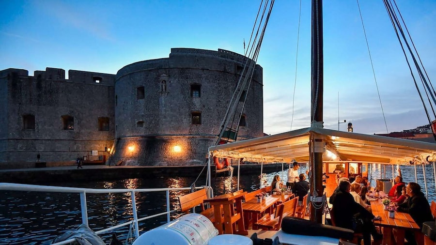 Dubrovnik: Panoramic Sunset Cocktail Cruise Around Old Town