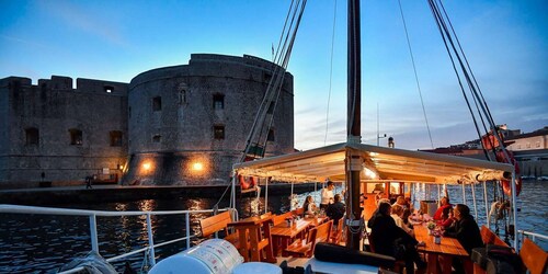 Dubrovnik: Crociera panoramica con cocktail al tramonto intorno alla Città ...