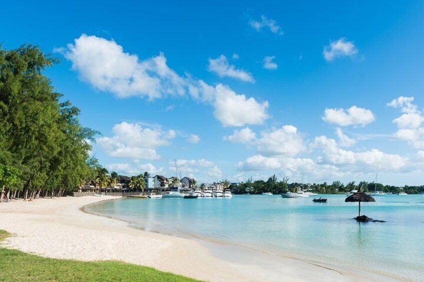 The beautiful beach of Grand Baie where we set up a table and enjoy some food.