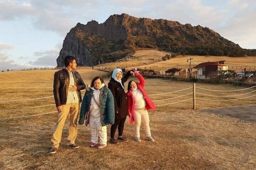 East and Jeju City Downtown Private Tour for Muslim Travelers