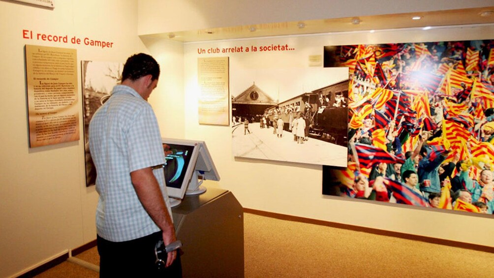 Öppna foto 4 av 6. man at interactive display at football museum in Barcelona